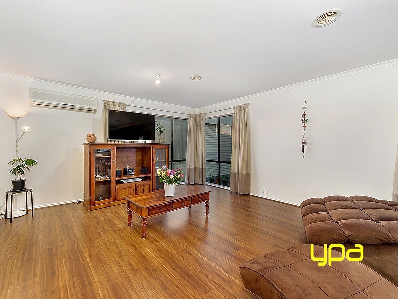 15 Strickland Crescent, Burnside VIC 3023