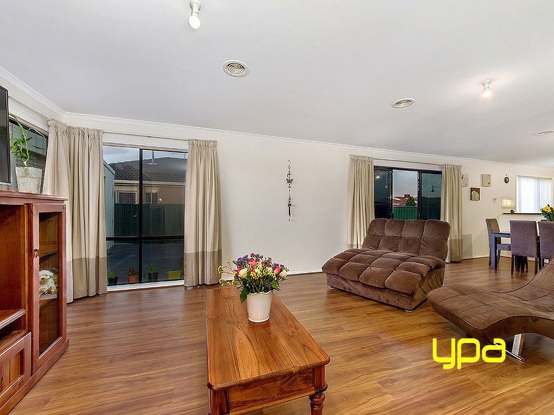 15 Strickland Crescent, Burnside VIC 3023