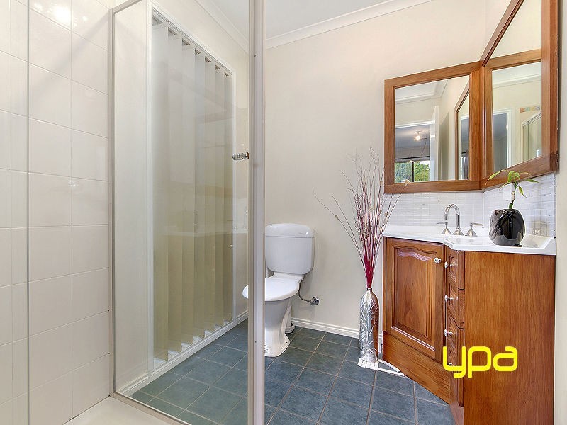 15 Strickland Crescent, Burnside VIC 3023