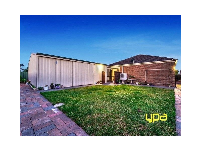 15 Strickland Crescent, Burnside VIC 3023