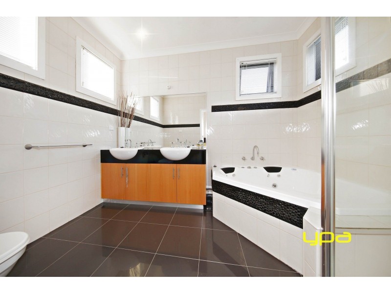 2 Lonsdale Court, Caroline Springs VIC 3023