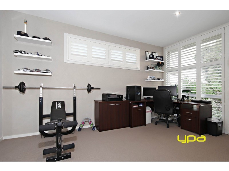 28 Woodward Way, Caroline Springs VIC 3023