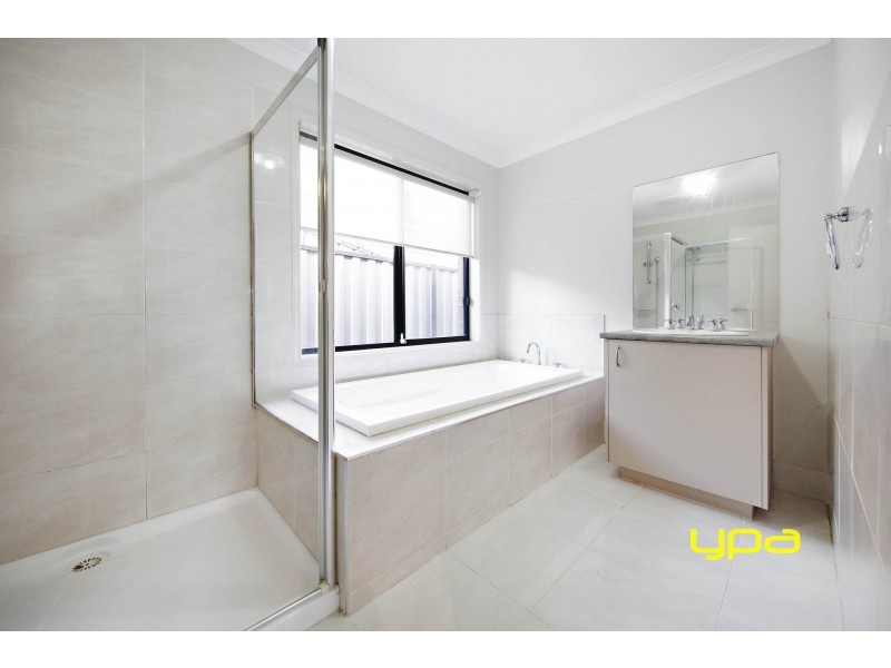 18 Deakin Grove, Burnside Heights VIC 3023