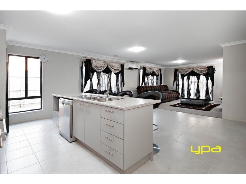 12 Phoenix Grove, Plumpton VIC 3335