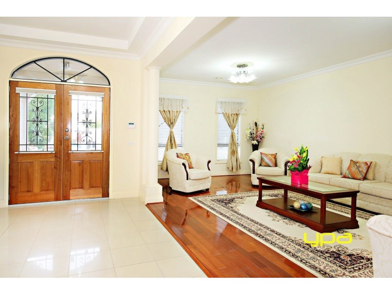 2 Orrong Parade, Caroline Springs VIC 3023