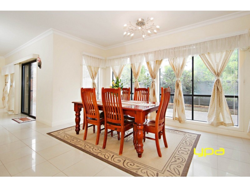 2 Orrong Parade, Caroline Springs VIC 3023