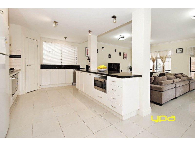 2 Orrong Parade, Caroline Springs VIC 3023