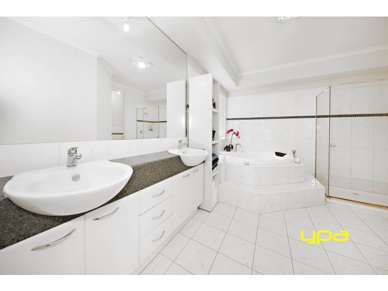 2 Orrong Parade, Caroline Springs VIC 3023