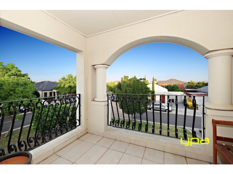 2 Orrong Parade, Caroline Springs VIC 3023