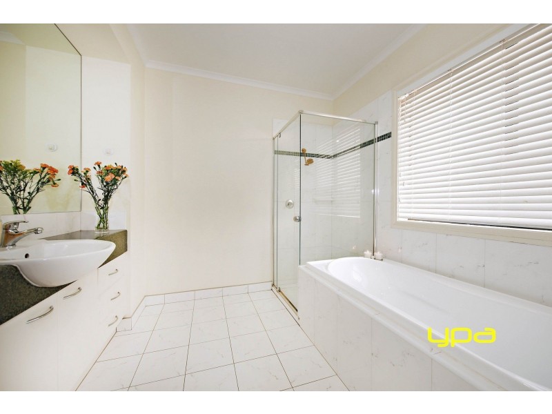 2 Orrong Parade, Caroline Springs VIC 3023