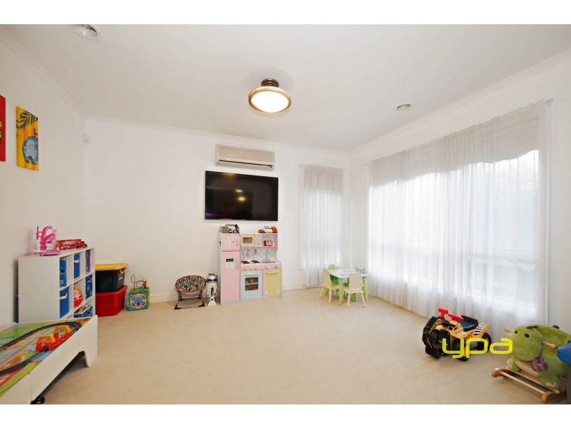 3 Alpine Gardens, Caroline Springs VIC 3023