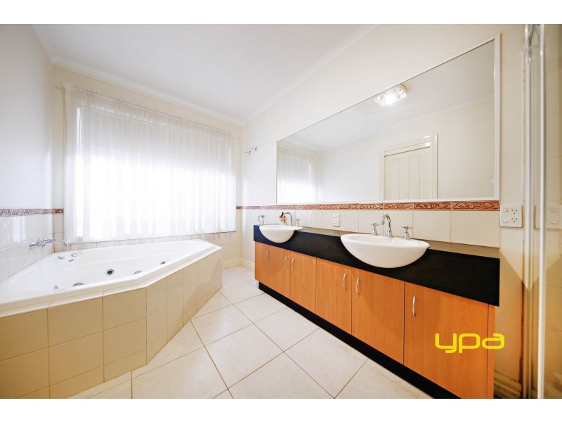 3 Alpine Gardens, Caroline Springs VIC 3023