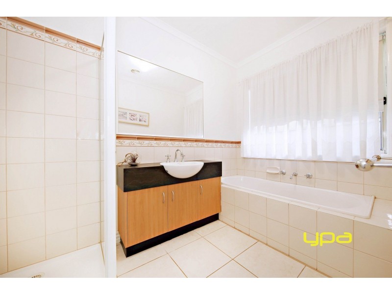 3 Alpine Gardens, Caroline Springs VIC 3023