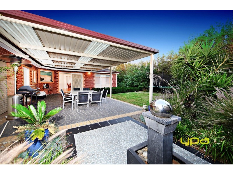 3 Alpine Gardens, Caroline Springs VIC 3023