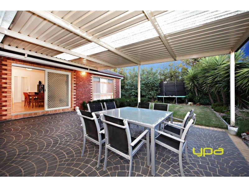 3 Alpine Gardens, Caroline Springs VIC 3023