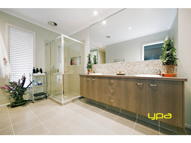 28 Drummond Street, Caroline Springs VIC 3023