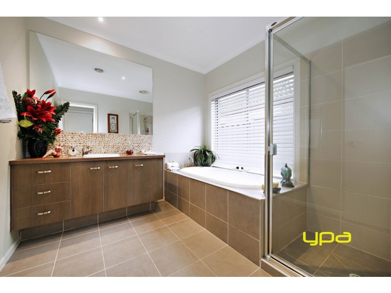 28 Drummond Street, Caroline Springs VIC 3023