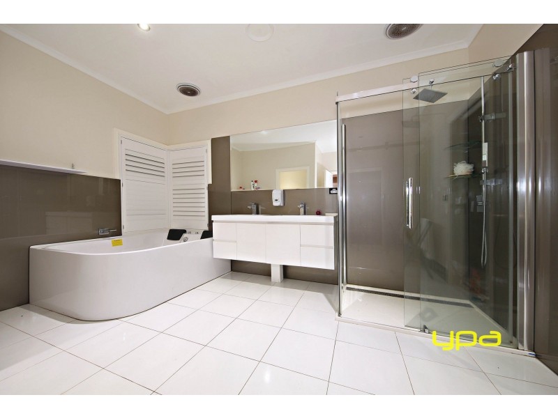 6 Robinia Close, Hillside VIC 3037