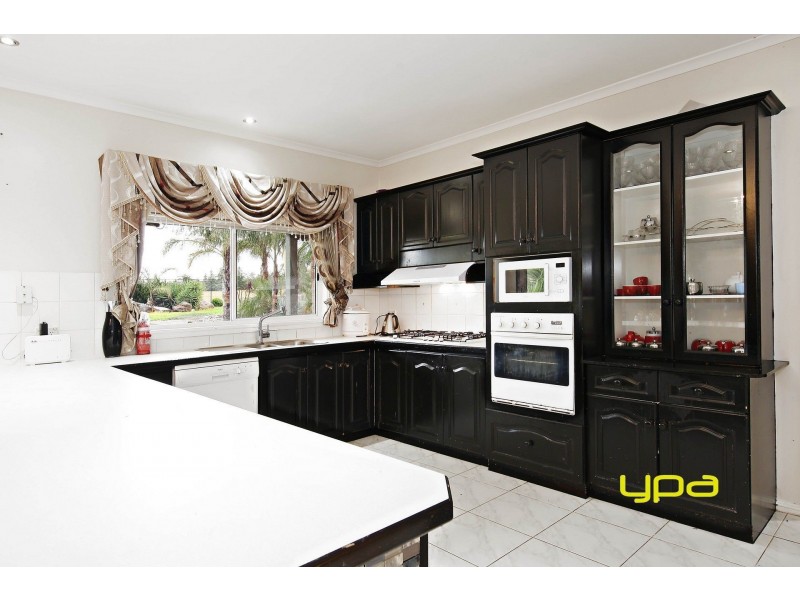 6 Robinia Close, Hillside VIC 3037