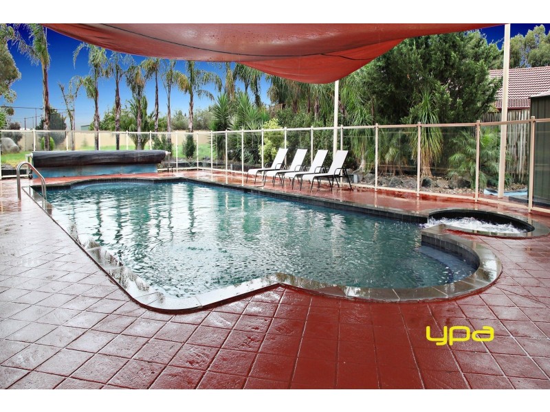 6 Robinia Close, Hillside VIC 3037