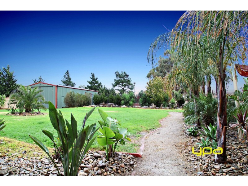 6 Robinia Close, Hillside VIC 3037