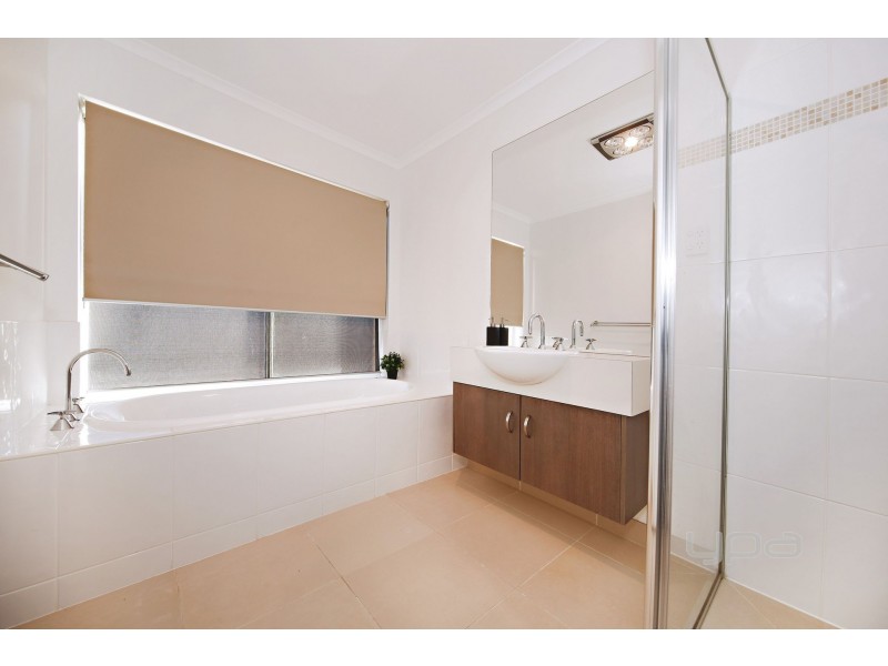 12 Narracan Close, Caroline Springs VIC 3023