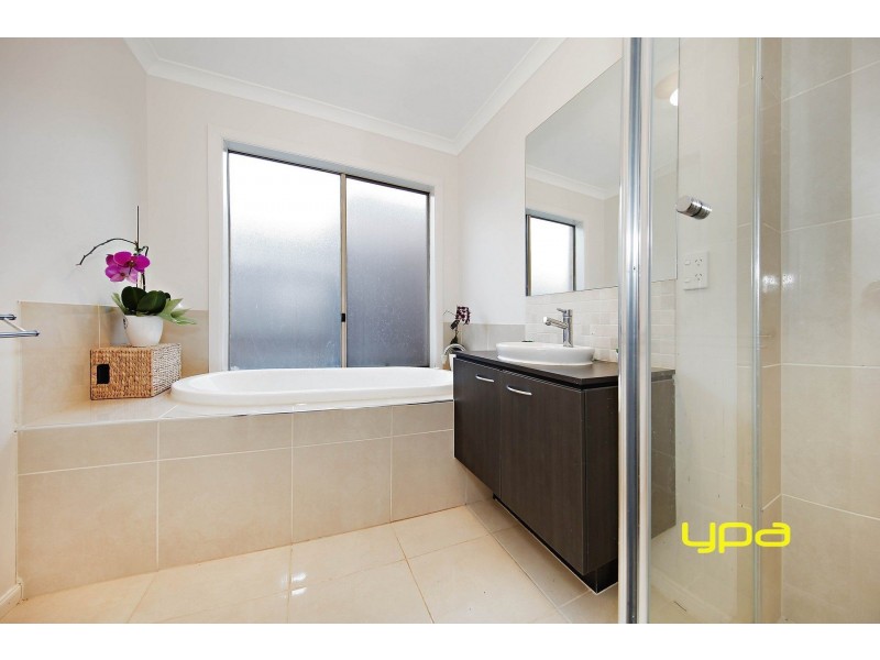 4 Annecy Boulevard, Plumpton VIC 3335