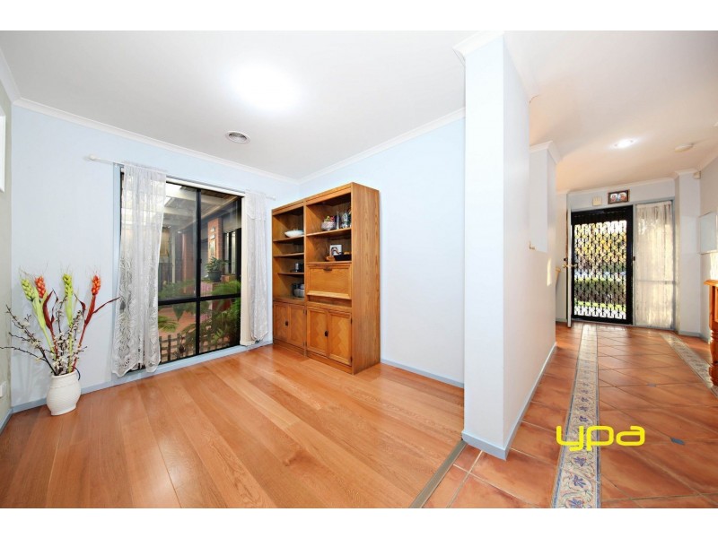 5 Earlington Boulevard, Burnside VIC 3023