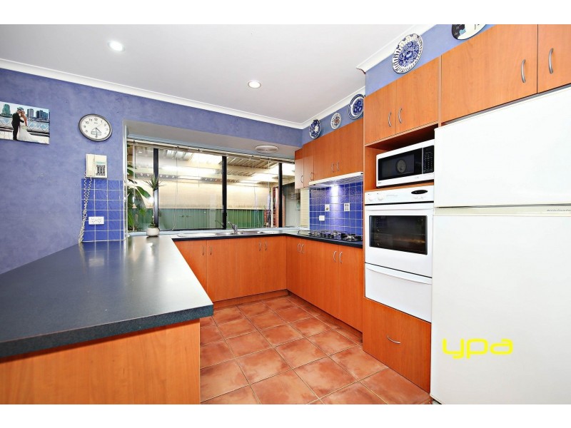 5 Earlington Boulevard, Burnside VIC 3023