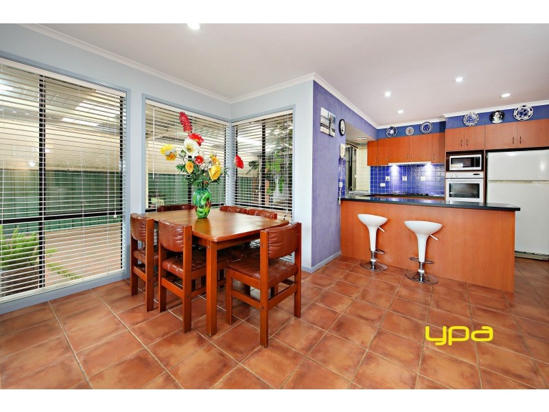 5 Earlington Boulevard, Burnside VIC 3023