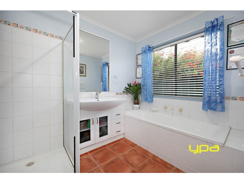 5 Earlington Boulevard, Burnside VIC 3023