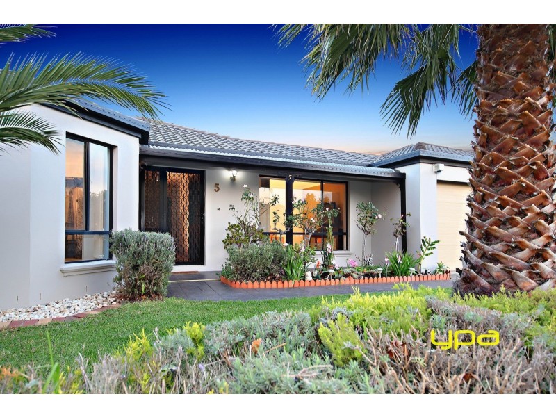 5 Earlington Boulevard, Burnside VIC 3023