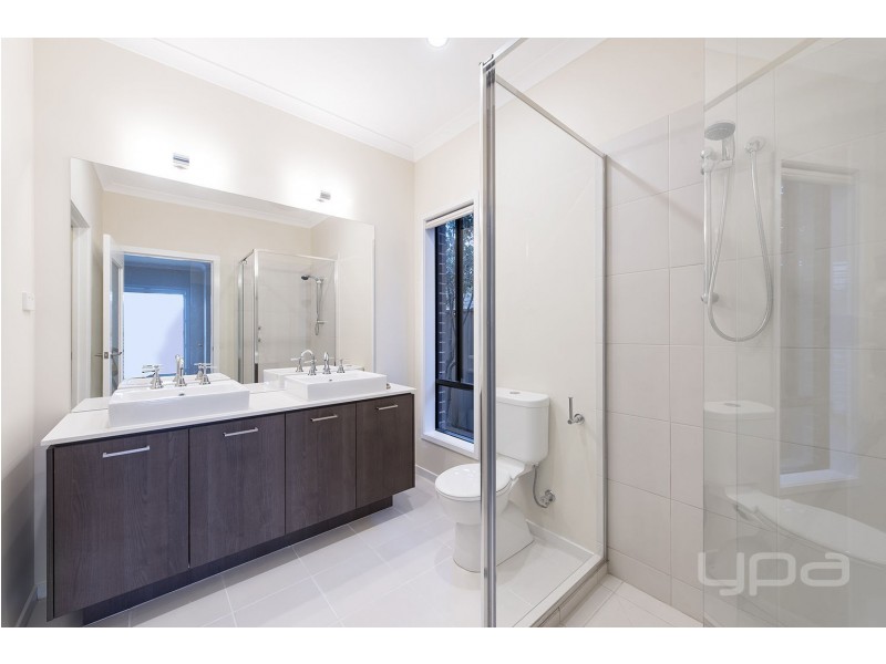 6 Cherry Lake Green, Caroline Springs VIC 3023