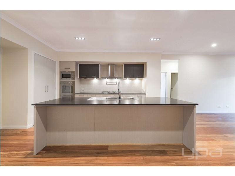 6 Cherry Lake Green, Caroline Springs VIC 3023