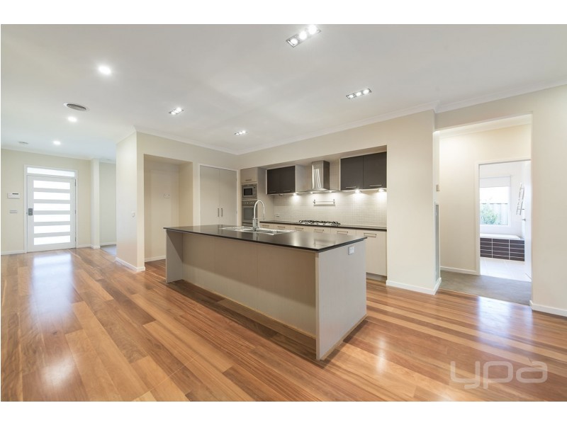 6 Cherry Lake Green, Caroline Springs VIC 3023