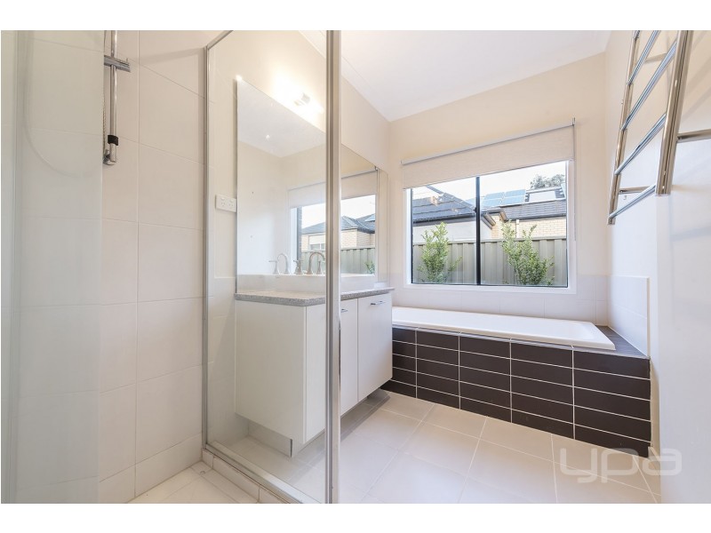 6 Cherry Lake Green, Caroline Springs VIC 3023