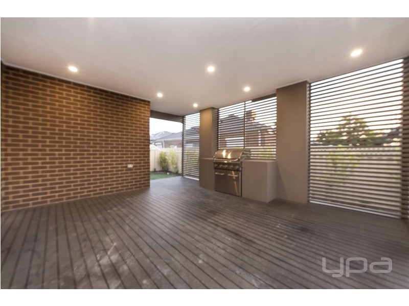 6 Cherry Lake Green, Caroline Springs VIC 3023