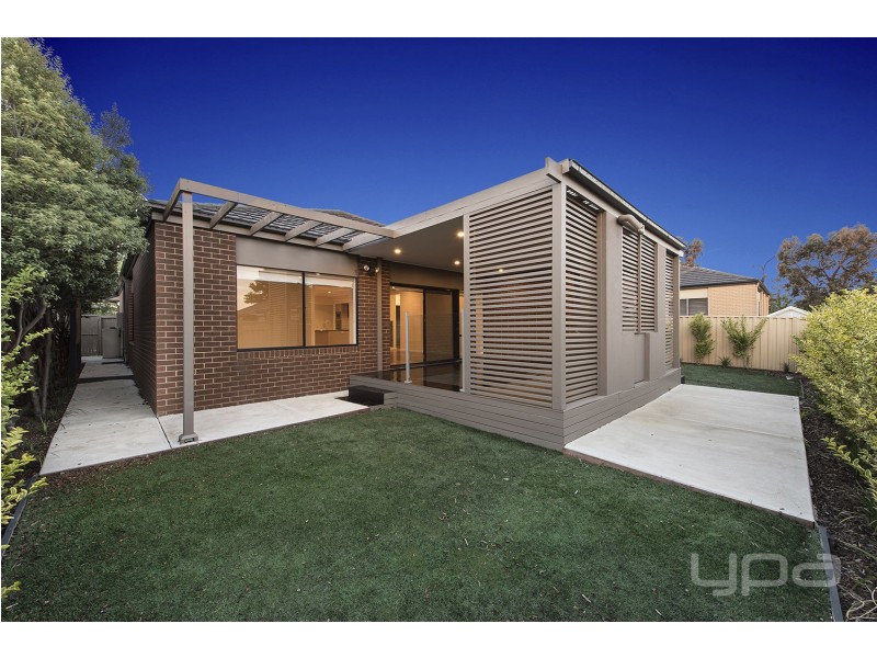 6 Cherry Lake Green, Caroline Springs VIC 3023