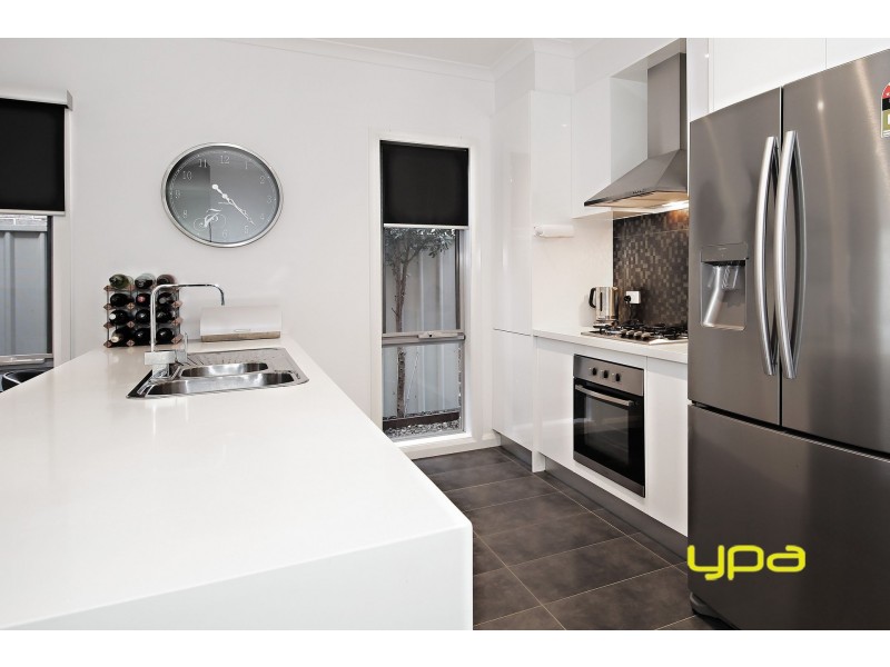 39 Daly Circuit, Caroline Springs VIC 3023