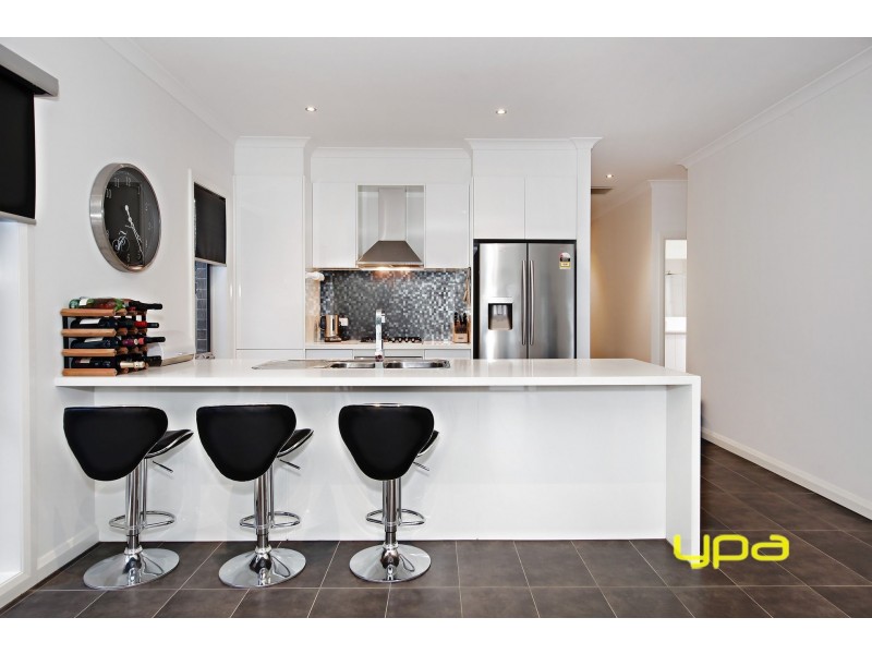 39 Daly Circuit, Caroline Springs VIC 3023