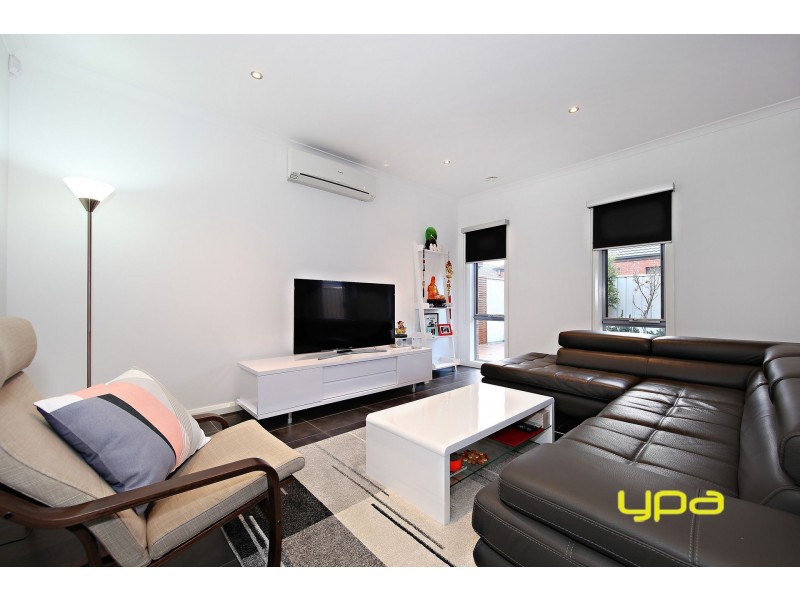 39 Daly Circuit, Caroline Springs VIC 3023