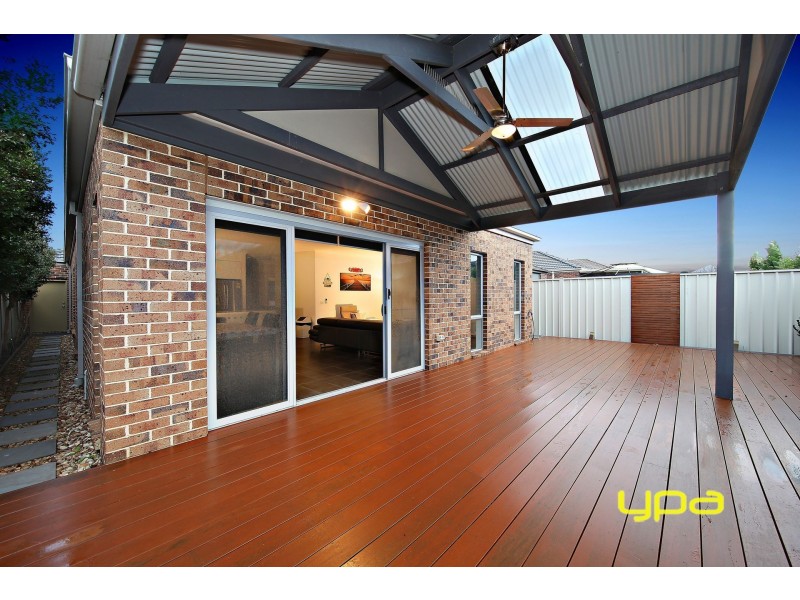 39 Daly Circuit, Caroline Springs VIC 3023