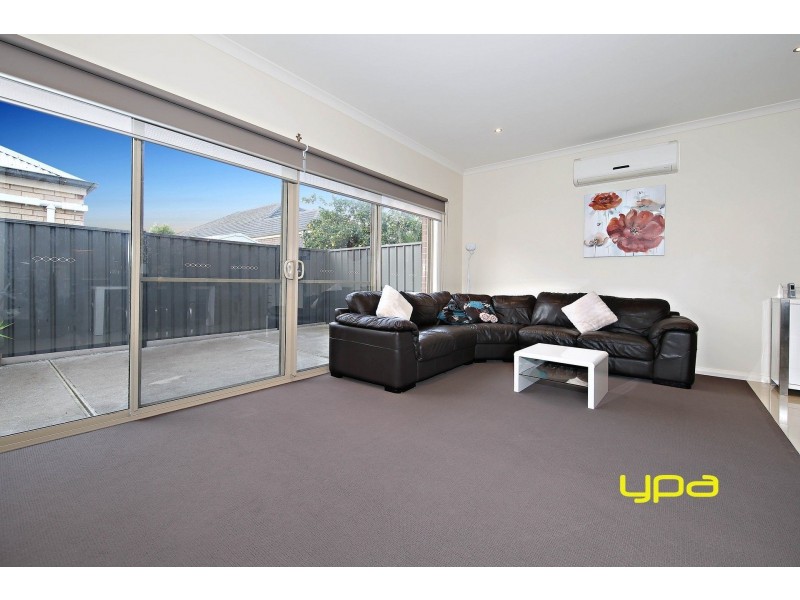 12 Grandstand Avenue, Caroline Springs VIC 3023