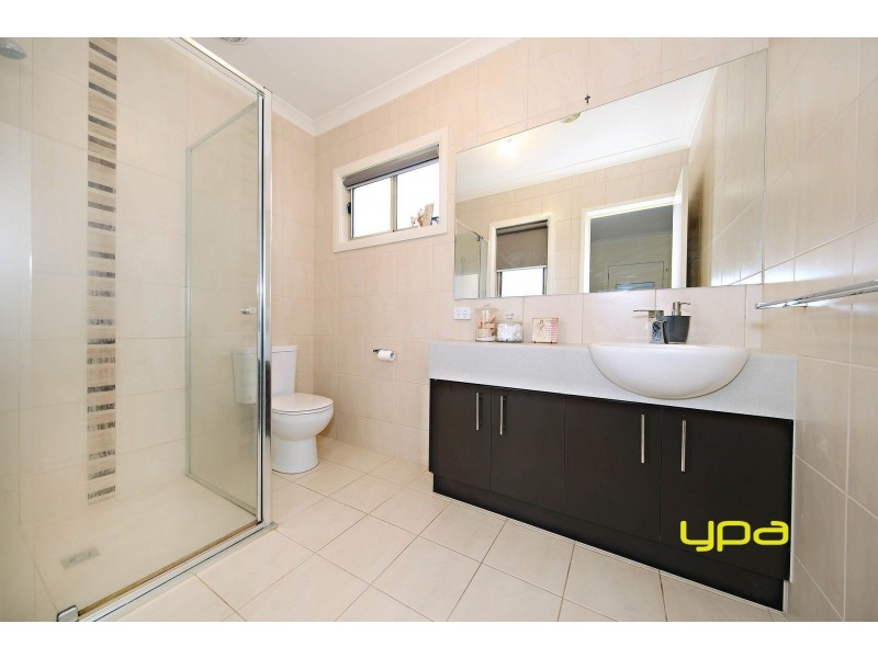 12 Grandstand Avenue, Caroline Springs VIC 3023