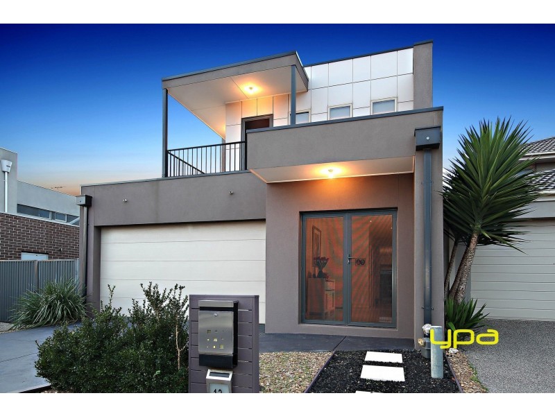 12 Grandstand Avenue, Caroline Springs VIC 3023