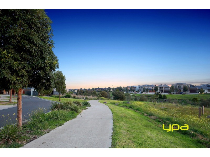 12 Grandstand Avenue, Caroline Springs VIC 3023