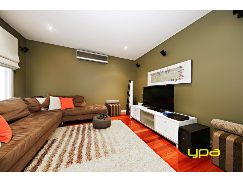 6 Dobell Crescent, Caroline Springs VIC 3023