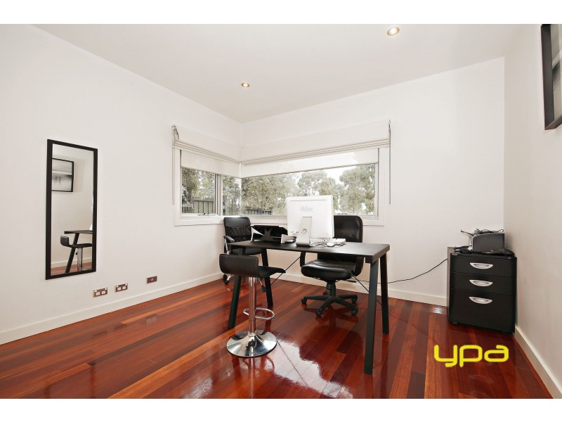 6 Dobell Crescent, Caroline Springs VIC 3023