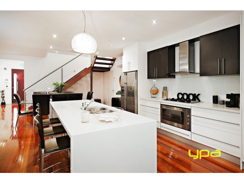 6 Dobell Crescent, Caroline Springs VIC 3023