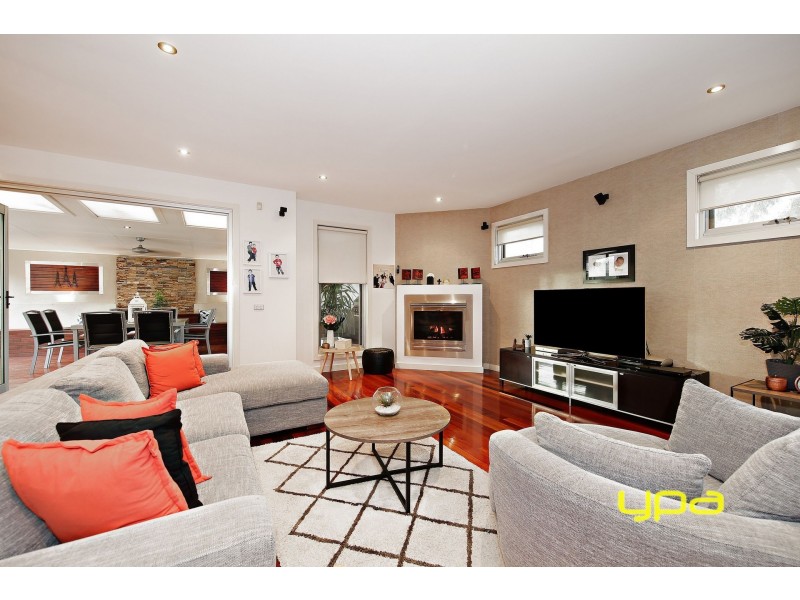 6 Dobell Crescent, Caroline Springs VIC 3023